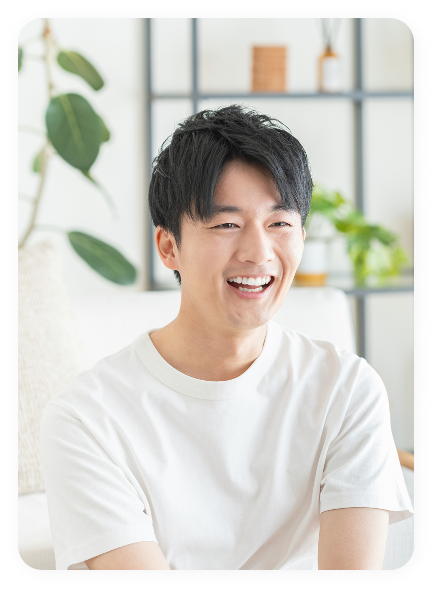 笑顔でリラックスしている男性
