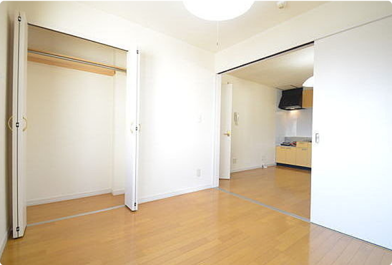 クローゼットと仕切り戸のある室内の写真（サンハイム元町）