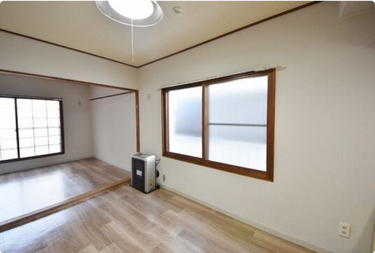 木枠の窓と床暖房機器のある居室の写真（コーポあしや）